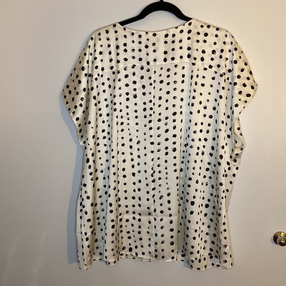 Worthington Black and White Polka Dot V Neck Blouse - Size 2X - Picture 4 of 4